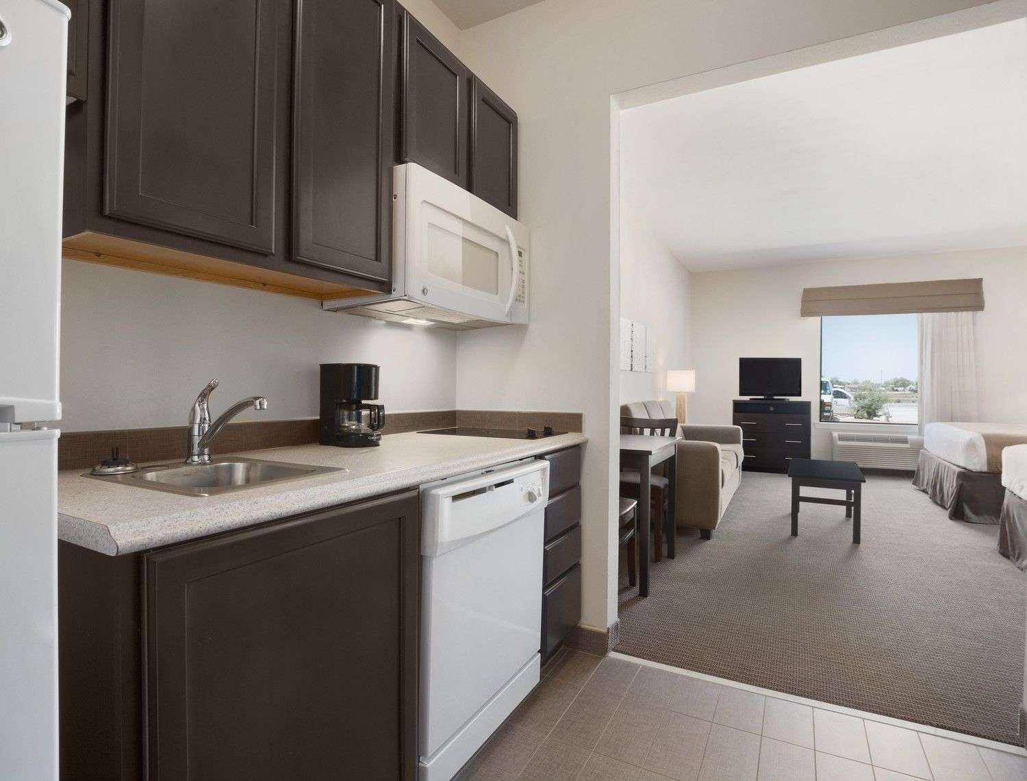 Petrostay Inn & Suites Котула Екстериор снимка